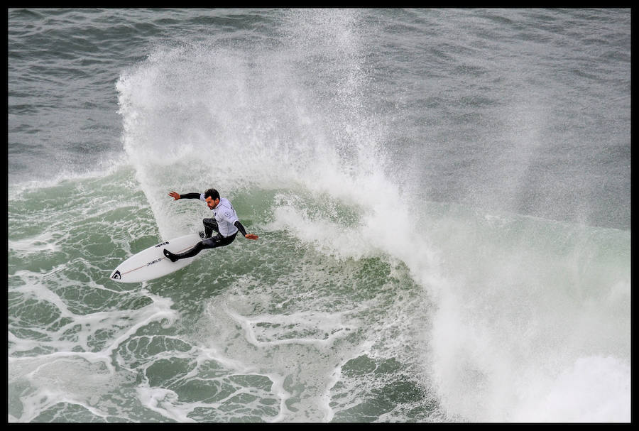 El estadounidense Nic Lamb ha sido el ganador de la duodécima edición del XII Punta Galea Challenge, campeonato internacional de surf sobre olas grandes disputado este sábado en aguas del Abra de Getxo, que ha contado con la participación de 24 surfistas y olas de hasta seis metros de altura.