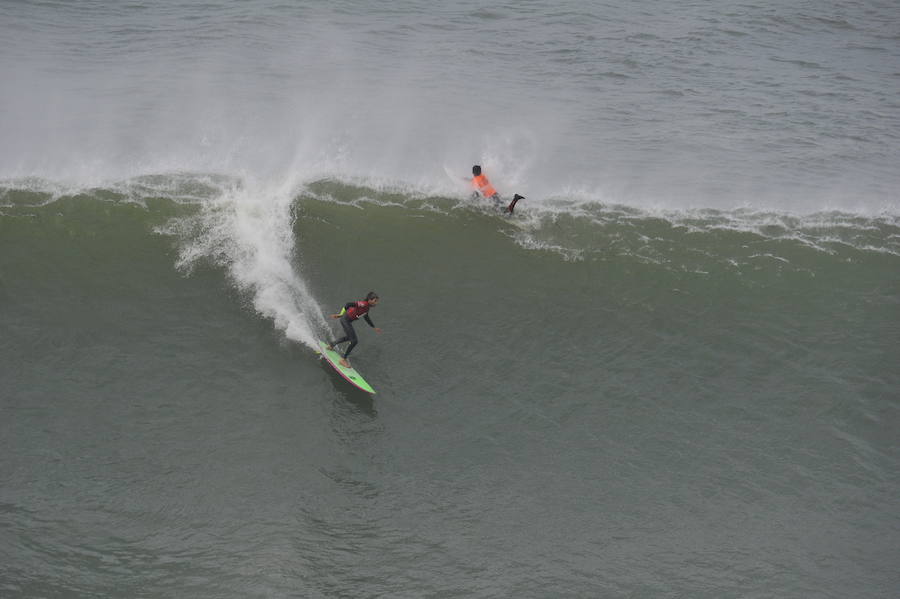 El estadounidense Nic Lamb ha sido el ganador de la duodécima edición del XII Punta Galea Challenge, campeonato internacional de surf sobre olas grandes disputado este sábado en aguas del Abra de Getxo, que ha contado con la participación de 24 surfistas y olas de hasta seis metros de altura.