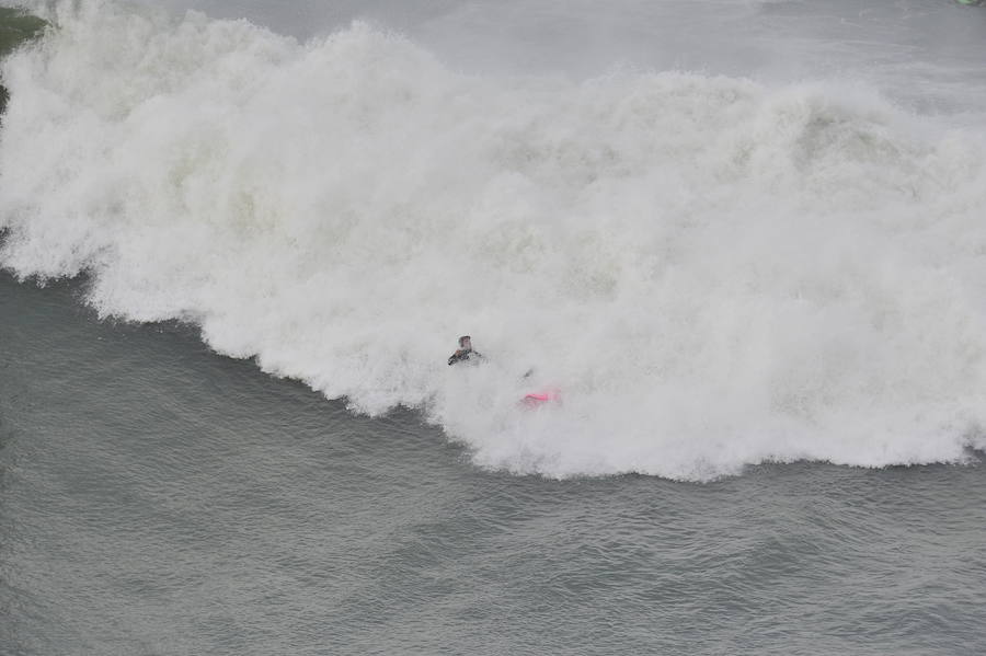 El estadounidense Nic Lamb ha sido el ganador de la duodécima edición del XII Punta Galea Challenge, campeonato internacional de surf sobre olas grandes disputado este sábado en aguas del Abra de Getxo, que ha contado con la participación de 24 surfistas y olas de hasta seis metros de altura.