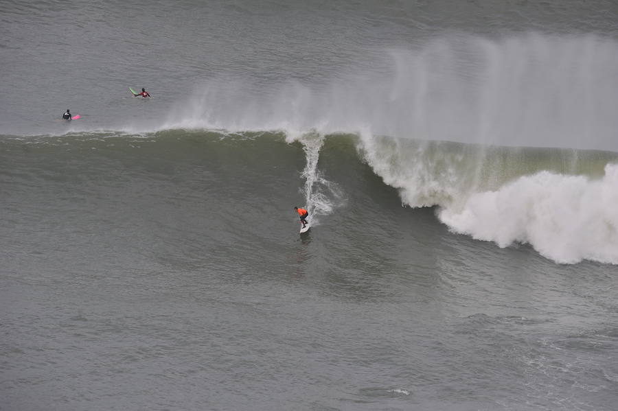El estadounidense Nic Lamb ha sido el ganador de la duodécima edición del XII Punta Galea Challenge, campeonato internacional de surf sobre olas grandes disputado este sábado en aguas del Abra de Getxo, que ha contado con la participación de 24 surfistas y olas de hasta seis metros de altura.