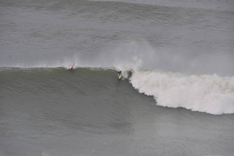 El estadounidense Nic Lamb ha sido el ganador de la duodécima edición del XII Punta Galea Challenge, campeonato internacional de surf sobre olas grandes disputado este sábado en aguas del Abra de Getxo, que ha contado con la participación de 24 surfistas y olas de hasta seis metros de altura.