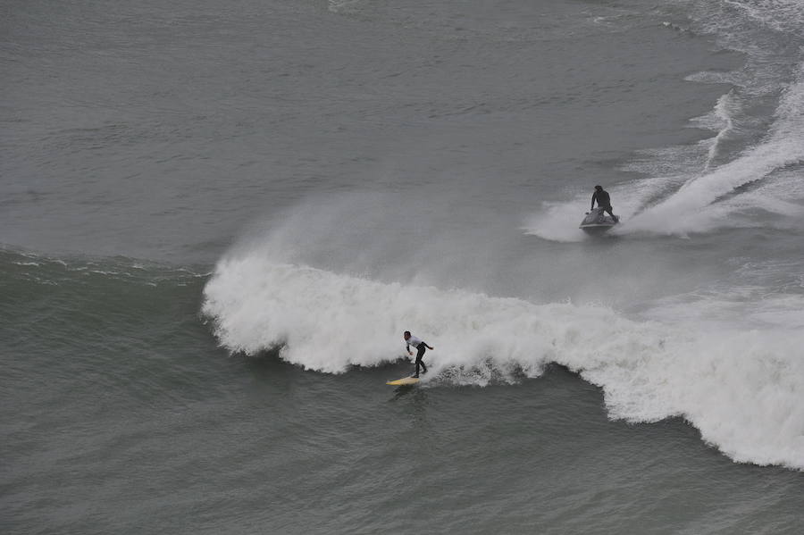 El estadounidense Nic Lamb ha sido el ganador de la duodécima edición del XII Punta Galea Challenge, campeonato internacional de surf sobre olas grandes disputado este sábado en aguas del Abra de Getxo, que ha contado con la participación de 24 surfistas y olas de hasta seis metros de altura.