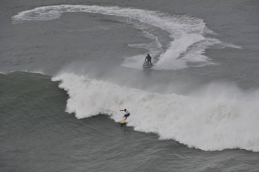 El estadounidense Nic Lamb ha sido el ganador de la duodécima edición del XII Punta Galea Challenge, campeonato internacional de surf sobre olas grandes disputado este sábado en aguas del Abra de Getxo, que ha contado con la participación de 24 surfistas y olas de hasta seis metros de altura.