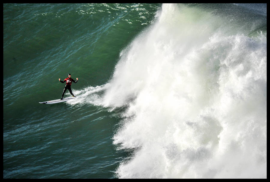 El estadounidense Nic Lamb ha sido el ganador de la duodécima edición del XII Punta Galea Challenge, campeonato internacional de surf sobre olas grandes disputado este sábado en aguas del Abra de Getxo, que ha contado con la participación de 24 surfistas y olas de hasta seis metros de altura.