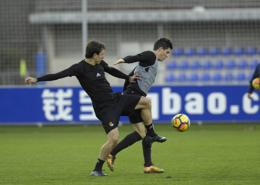 La plantilla de la Real Sociedad, se ha ejercitado este sábado por la tarde en Zubieta con las ausencias de Januzaj y De la Bella.
