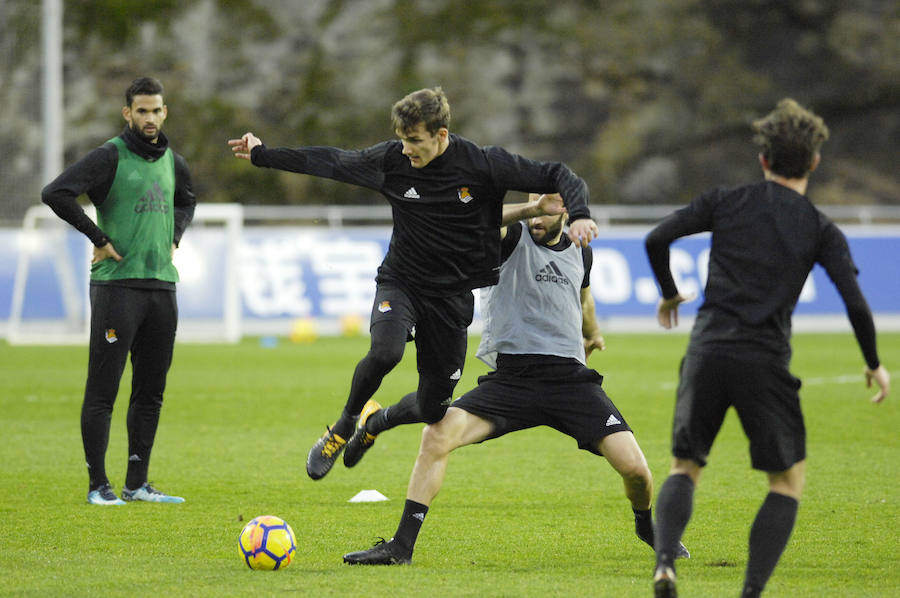 La plantilla de la Real Sociedad, se ha ejercitado este sábado por la tarde en Zubieta con las ausencias de Januzaj y De la Bella.