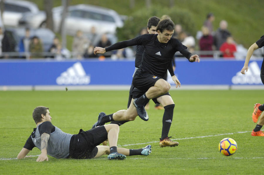 La plantilla de la Real Sociedad, se ha ejercitado este sábado por la tarde en Zubieta con las ausencias de Januzaj y De la Bella.