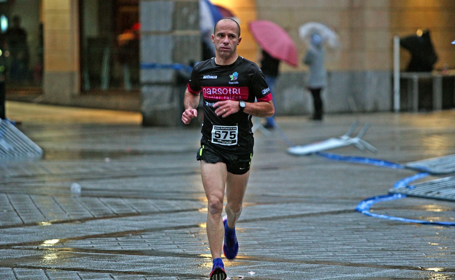 La lluvia no ha deslucido en absoluto el buen ambiente de la San Silvestre de Errenteria, en la que los corredores han disfrutado de la carrera a pesar de las condiciones meteorológicas.