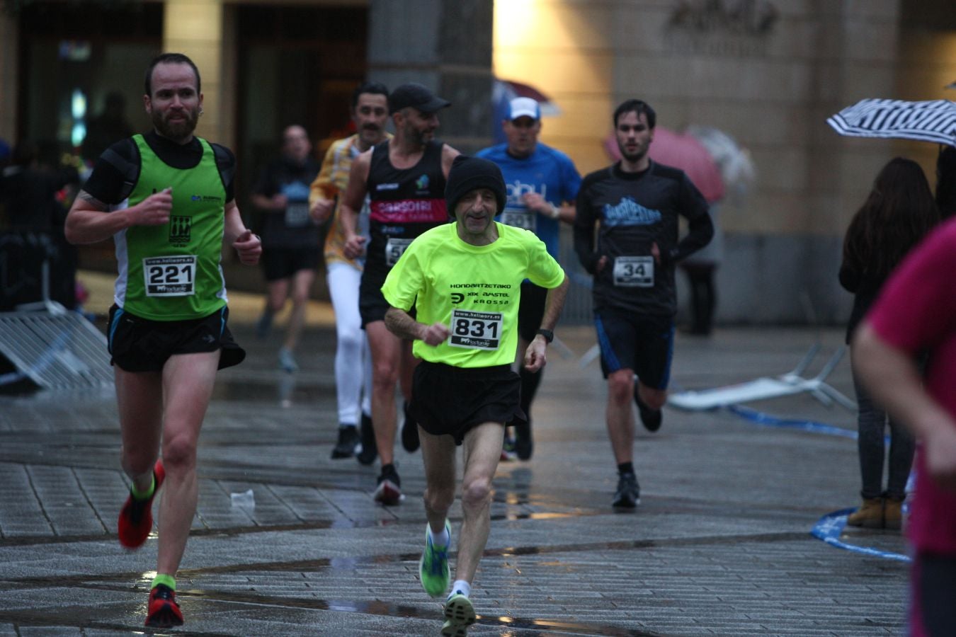La lluvia no ha deslucido en absoluto el buen ambiente de la San Silvestre de Errenteria, en la que los corredores han disfrutado de la carrera a pesar de las condiciones meteorológicas.