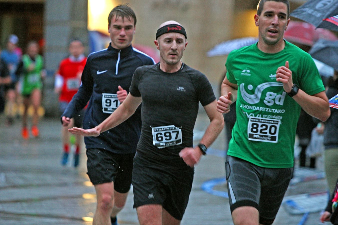 La lluvia no ha deslucido en absoluto el buen ambiente de la San Silvestre de Errenteria, en la que los corredores han disfrutado de la carrera a pesar de las condiciones meteorológicas.