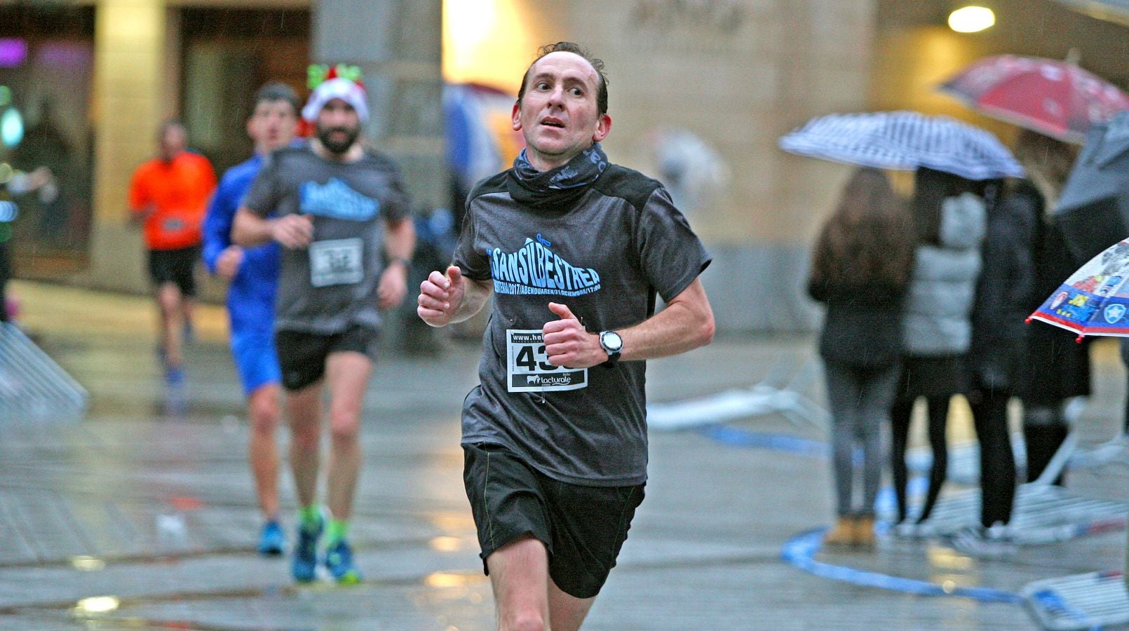 La lluvia no ha deslucido en absoluto el buen ambiente de la San Silvestre de Errenteria, en la que los corredores han disfrutado de la carrera a pesar de las condiciones meteorológicas.