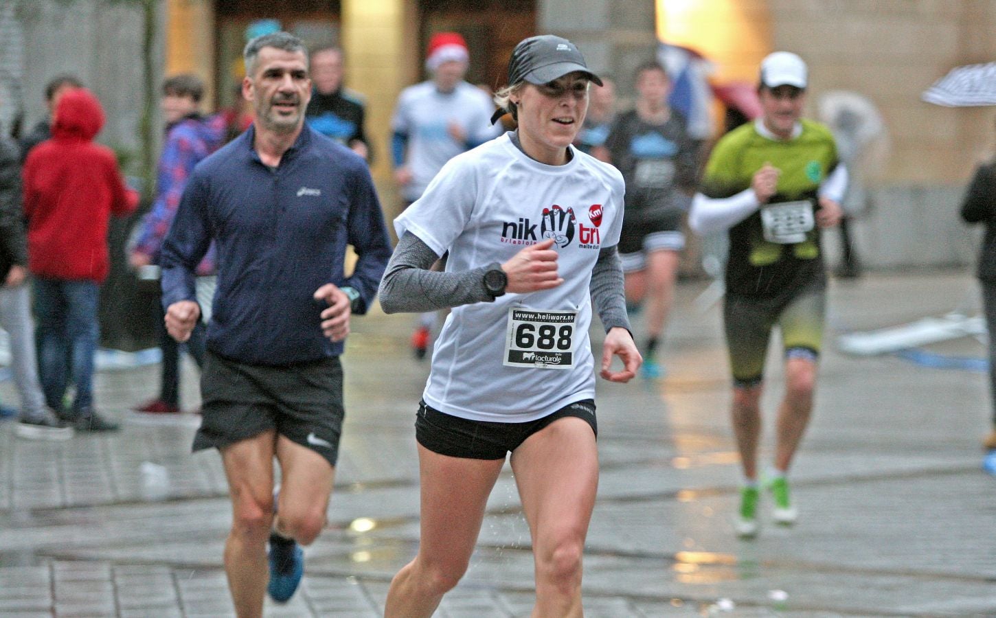 La lluvia no ha deslucido en absoluto el buen ambiente de la San Silvestre de Errenteria, en la que los corredores han disfrutado de la carrera a pesar de las condiciones meteorológicas.