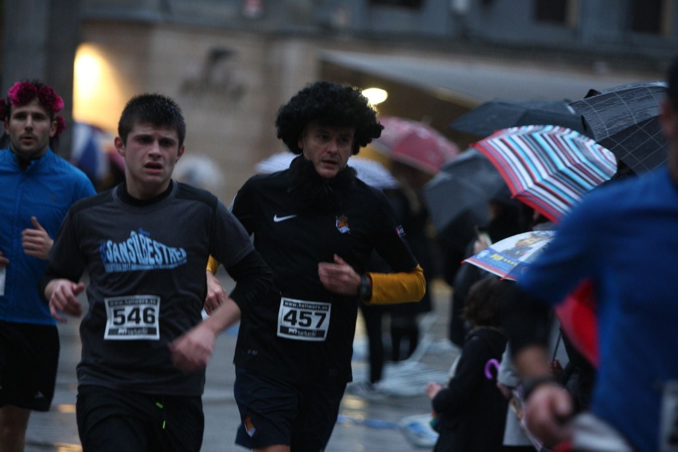 La lluvia no ha deslucido en absoluto el buen ambiente de la San Silvestre de Errenteria, en la que los corredores han disfrutado de la carrera a pesar de las condiciones meteorológicas.