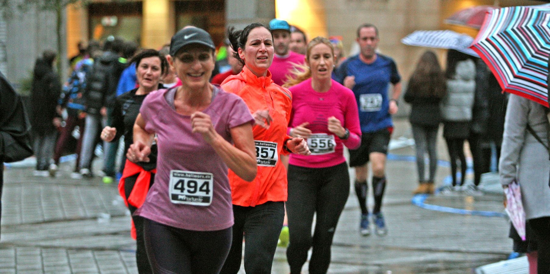 La lluvia no ha deslucido en absoluto el buen ambiente de la San Silvestre de Errenteria, en la que los corredores han disfrutado de la carrera a pesar de las condiciones meteorológicas.