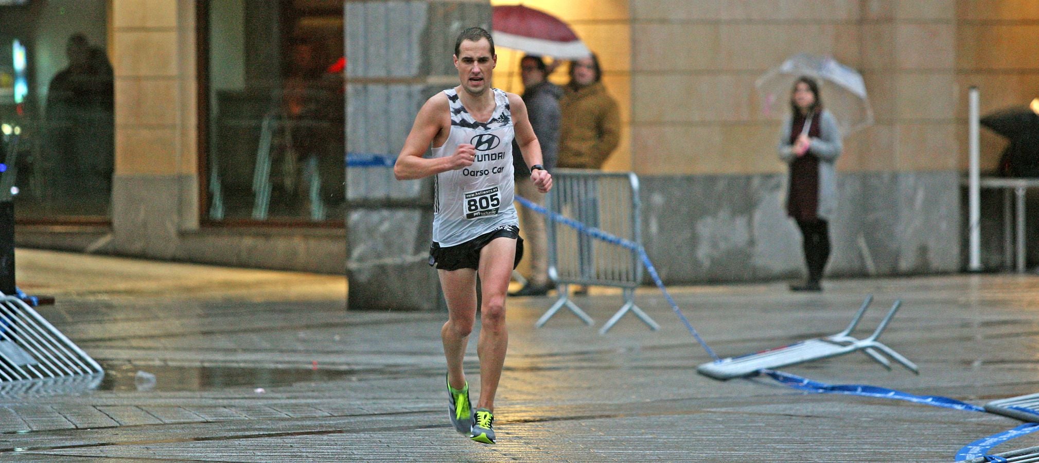 La lluvia no ha deslucido en absoluto el buen ambiente de la San Silvestre de Errenteria, en la que los corredores han disfrutado de la carrera a pesar de las condiciones meteorológicas.