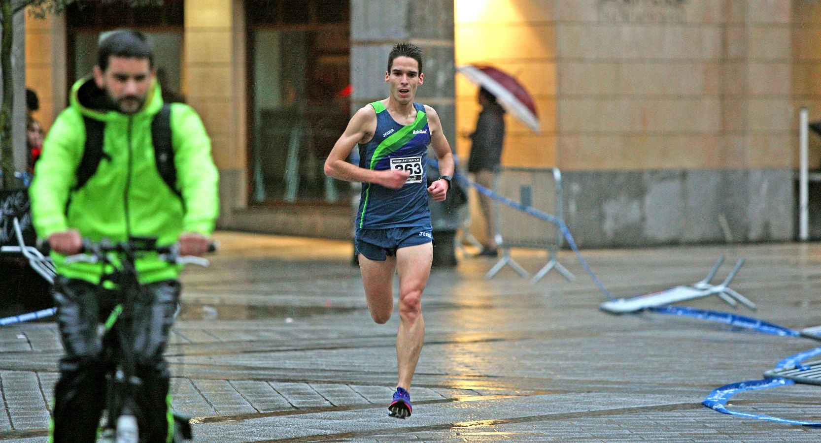 La lluvia no ha deslucido en absoluto el buen ambiente de la San Silvestre de Errenteria, en la que los corredores han disfrutado de la carrera a pesar de las condiciones meteorológicas.