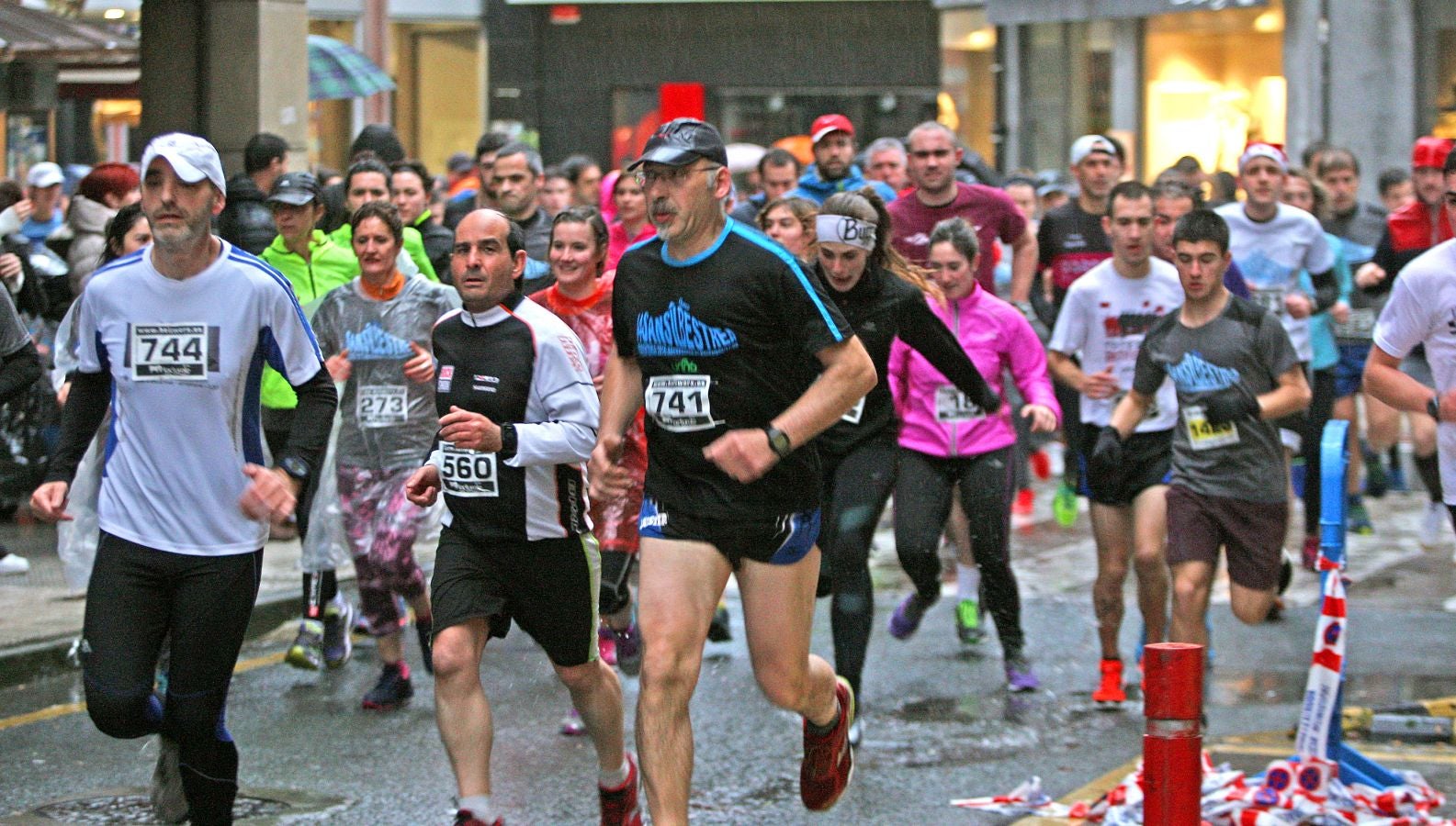 La lluvia no ha deslucido en absoluto el buen ambiente de la San Silvestre de Errenteria, en la que los corredores han disfrutado de la carrera a pesar de las condiciones meteorológicas.
