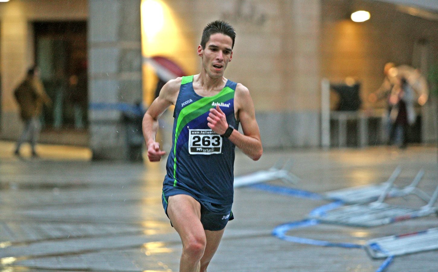 La lluvia no ha deslucido en absoluto el buen ambiente de la San Silvestre de Errenteria, en la que los corredores han disfrutado de la carrera a pesar de las condiciones meteorológicas.
