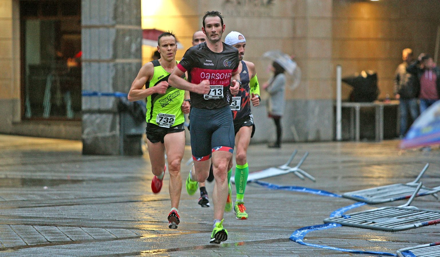 La lluvia no ha deslucido en absoluto el buen ambiente de la San Silvestre de Errenteria, en la que los corredores han disfrutado de la carrera a pesar de las condiciones meteorológicas.