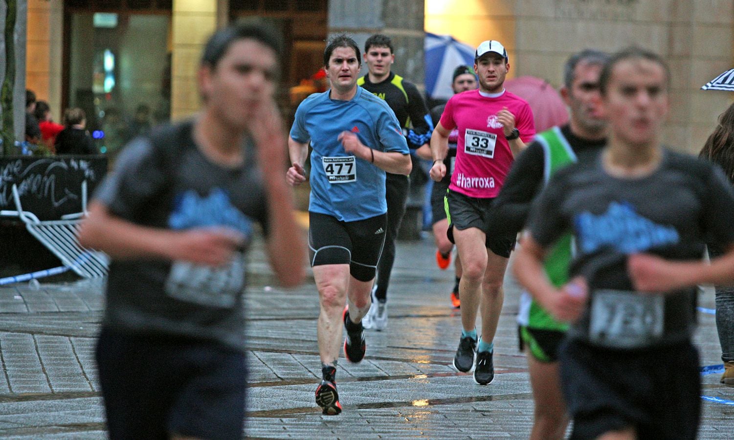 La lluvia no ha deslucido en absoluto el buen ambiente de la San Silvestre de Errenteria, en la que los corredores han disfrutado de la carrera a pesar de las condiciones meteorológicas.