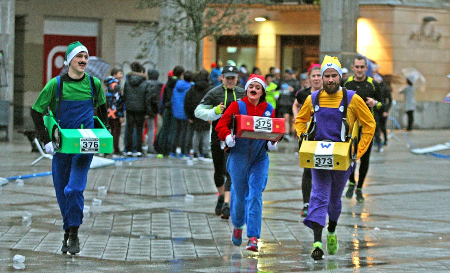 La lluvia no ha deslucido en absoluto el buen ambiente de la San Silvestre de Errenteria, en la que los corredores han disfrutado de la carrera a pesar de las condiciones meteorológicas.