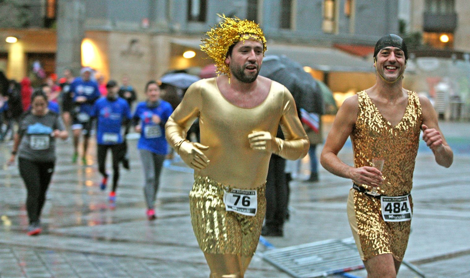 La lluvia no ha deslucido en absoluto el buen ambiente de la San Silvestre de Errenteria, en la que los corredores han disfrutado de la carrera a pesar de las condiciones meteorológicas.