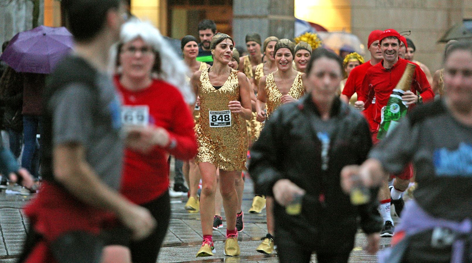 La lluvia no ha deslucido en absoluto el buen ambiente de la San Silvestre de Errenteria, en la que los corredores han disfrutado de la carrera a pesar de las condiciones meteorológicas.
