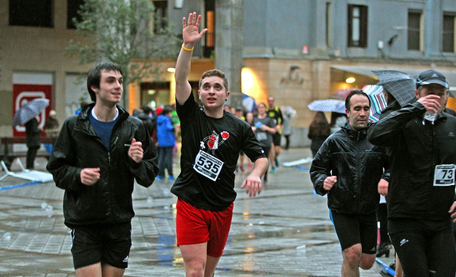 La lluvia no ha deslucido en absoluto el buen ambiente de la San Silvestre de Errenteria, en la que los corredores han disfrutado de la carrera a pesar de las condiciones meteorológicas.