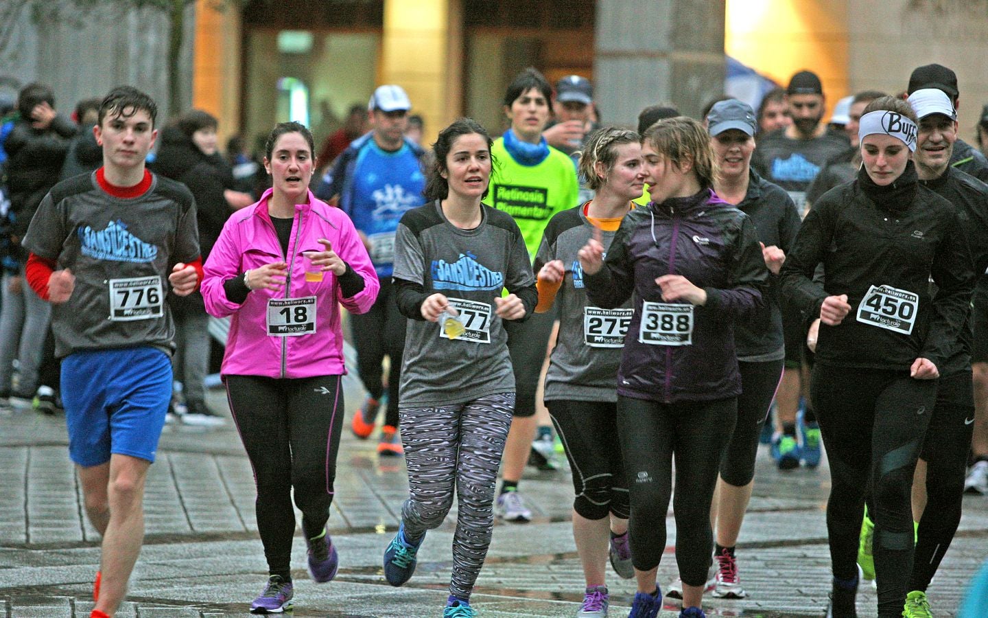 La lluvia no ha deslucido en absoluto el buen ambiente de la San Silvestre de Errenteria, en la que los corredores han disfrutado de la carrera a pesar de las condiciones meteorológicas.