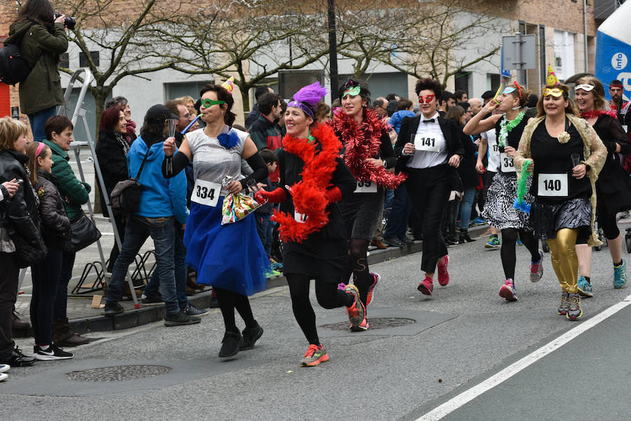Cientos de personas de todas las edades han tomado parte este domingo de la tradicional carrera de San Silvestre en Andoain.