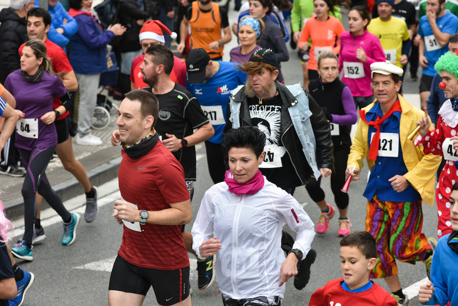 Cientos de personas de todas las edades han tomado parte este domingo de la tradicional carrera de San Silvestre en Andoain.