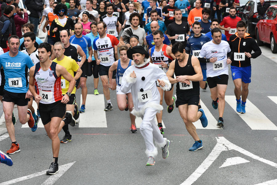 Cientos de personas de todas las edades han tomado parte este domingo de la tradicional carrera de San Silvestre en Andoain.