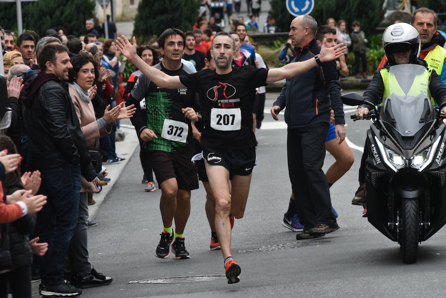 Cientos de personas de todas las edades han tomado parte este domingo de la tradicional carrera de San Silvestre en Andoain.