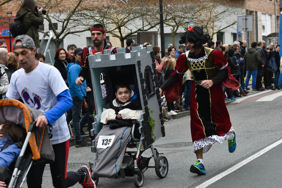 Cientos de personas de todas las edades han tomado parte este domingo de la tradicional carrera de San Silvestre en Andoain.