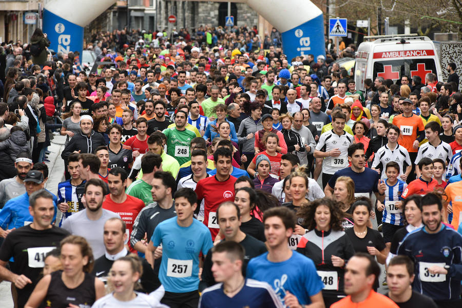 Cientos de personas de todas las edades han tomado parte este domingo de la tradicional carrera de San Silvestre en Andoain.