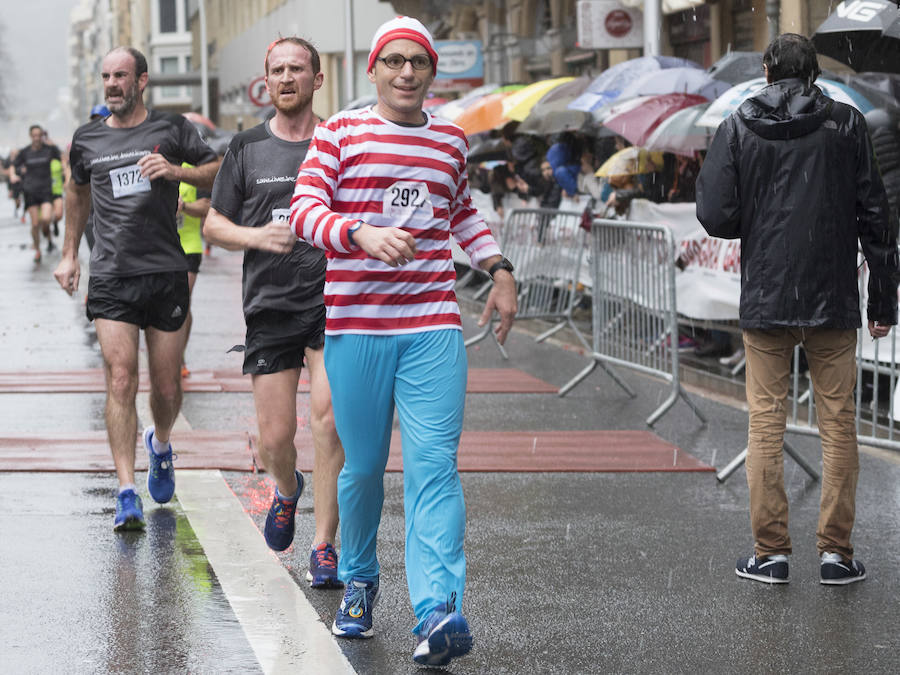 El guipuzcoano Eneko Agirrezabal y la labortana Betty Urruty se llevan una de las ediciones más desagradables de los últimos años por la meteorología que no ha frenado a los 4.000 participantes.