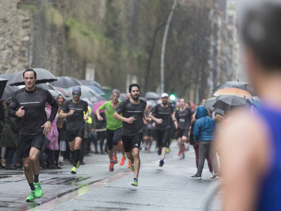 El guipuzcoano Eneko Agirrezabal y la labortana Betty Urruty se llevan una de las ediciones más desagradables de los últimos años por la meteorología que no ha frenado a los 4.000 participantes.