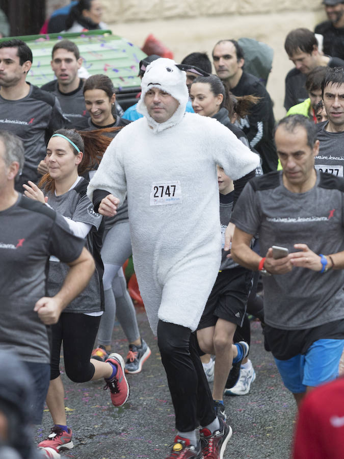 El guipuzcoano Eneko Agirrezabal y la labortana Betty Urruty se llevan una de las ediciones más desagradables de los últimos años por la meteorología que no ha frenado a los 4.000 participantes.