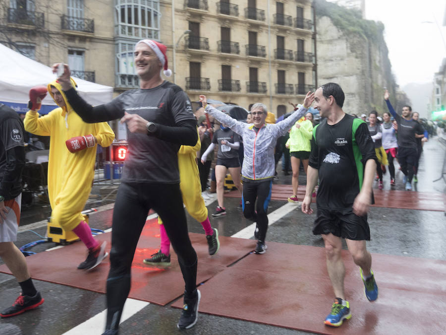 El guipuzcoano Eneko Agirrezabal y la labortana Betty Urruty se llevan una de las ediciones más desagradables de los últimos años por la meteorología que no ha frenado a los 4.000 participantes.