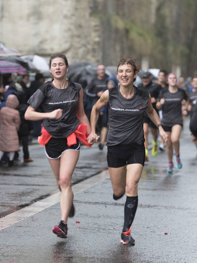 El guipuzcoano Eneko Agirrezabal y la labortana Betty Urruty se llevan una de las ediciones más desagradables de los últimos años por la meteorología que no ha frenado a los 4.000 participantes.