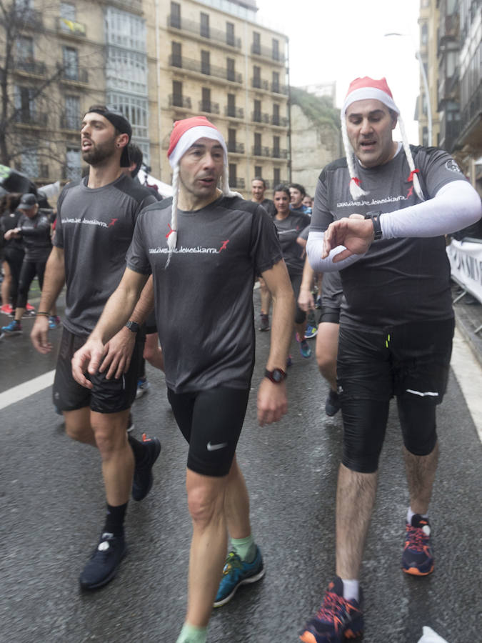 El guipuzcoano Eneko Agirrezabal y la labortana Betty Urruty se llevan una de las ediciones más desagradables de los últimos años por la meteorología que no ha frenado a los 4.000 participantes.