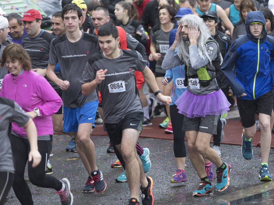 El guipuzcoano Eneko Agirrezabal y la labortana Betty Urruty se llevan una de las ediciones más desagradables de los últimos años por la meteorología que no ha frenado a los 4.000 participantes.