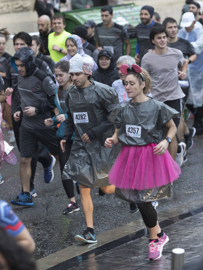 El guipuzcoano Eneko Agirrezabal y la labortana Betty Urruty se llevan una de las ediciones más desagradables de los últimos años por la meteorología que no ha frenado a los 4.000 participantes.