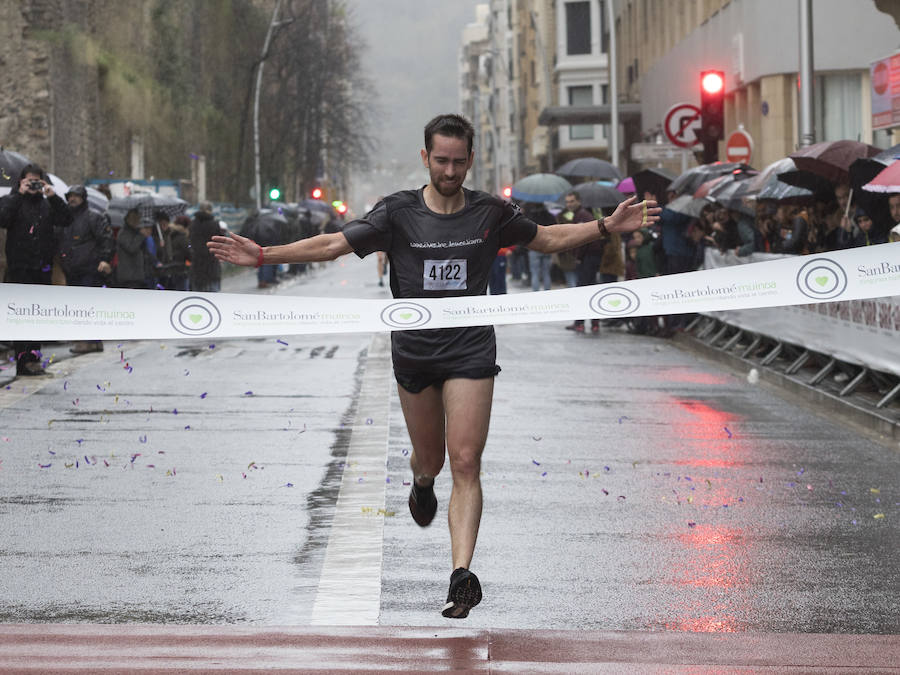 El guipuzcoano Eneko Agirrezabal y la labortana Betty Urruty se llevan una de las ediciones más desagradables de los últimos años por la meteorología que no ha frenado a los 4.000 participantes.