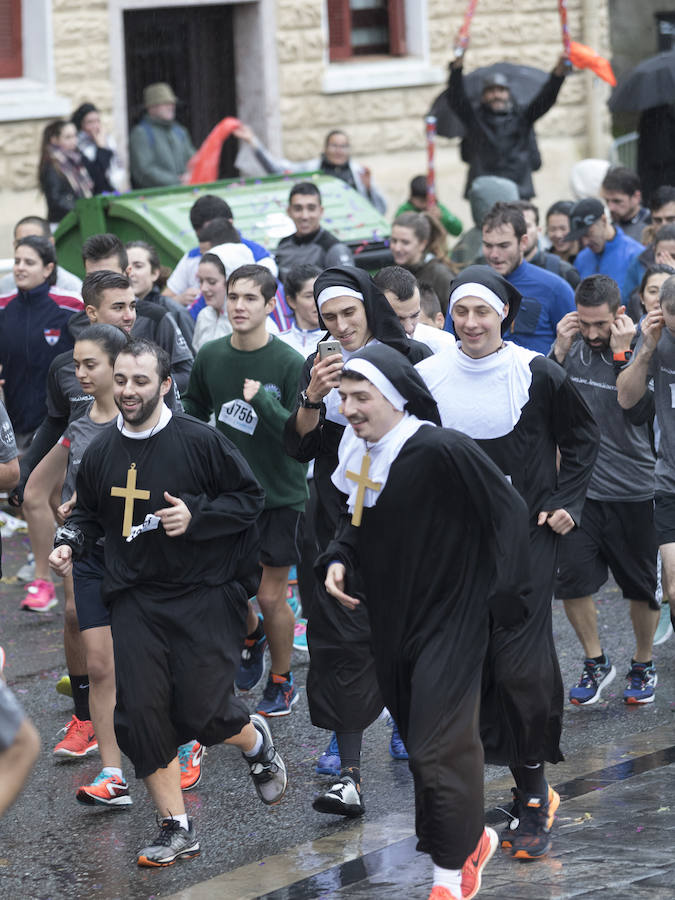 El guipuzcoano Eneko Agirrezabal y la labortana Betty Urruty se llevan una de las ediciones más desagradables de los últimos años por la meteorología que no ha frenado a los 4.000 participantes.