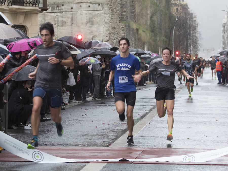 El guipuzcoano Eneko Agirrezabal y la labortana Betty Urruty se llevan una de las ediciones más desagradables de los últimos años por la meteorología que no ha frenado a los 4.000 participantes.