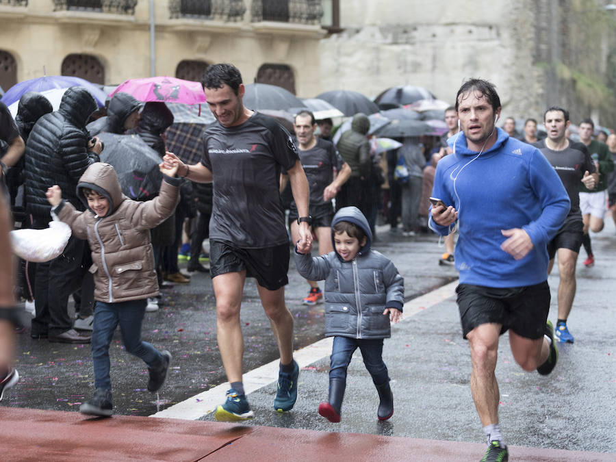 El guipuzcoano Eneko Agirrezabal y la labortana Betty Urruty se llevan una de las ediciones más desagradables de los últimos años por la meteorología que no ha frenado a los 4.000 participantes.