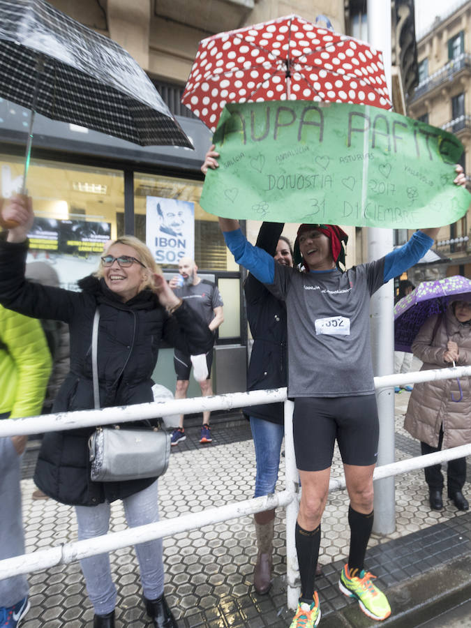 El guipuzcoano Eneko Agirrezabal y la labortana Betty Urruty se llevan una de las ediciones más desagradables de los últimos años por la meteorología que no ha frenado a los 4.000 participantes.