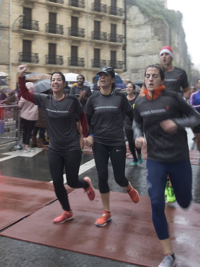 El guipuzcoano Eneko Agirrezabal y la labortana Betty Urruty se llevan una de las ediciones más desagradables de los últimos años por la meteorología que no ha frenado a los 4.000 participantes.
