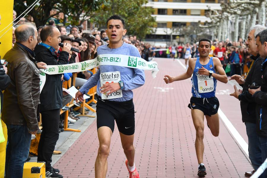 La San Silvestre de Beasain ha sido un año más un éxito tanto en participación como en l.a gente que ha seguido la prueba en directo animando a los corredores.